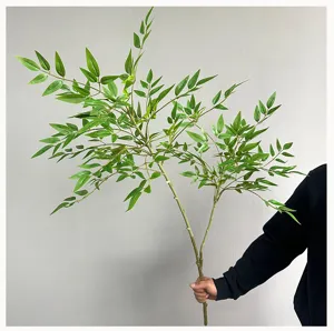 Détail de branche de bambou céleste artificiel, plante verte réaliste pour intérieur.