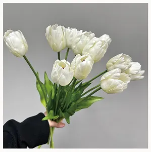 Nahaufnahme künstlicher weißer Tulpenblüten, eleganter Blumenstrauß für Vasendekoration.