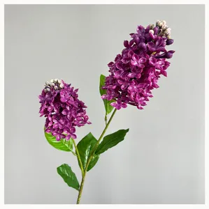 Gedetailleerd overzicht van een kunstmatige paarse seringentak met realistische bloemen.