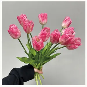 Nahaufnahme Detail des künstlichen rosa Tulpenstrauches, realistische Kunstblumen für Dekoration.