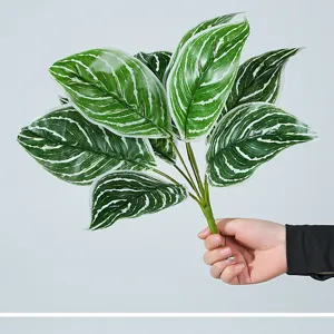 Hojas de plantas artificiales imitación calathea follaje verde para decoración del hogar.