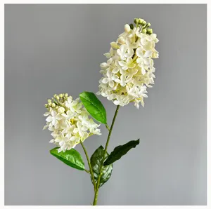 Close-up detail van een kunstmatige witte syringa bloemtak met groene bladeren voor deco.