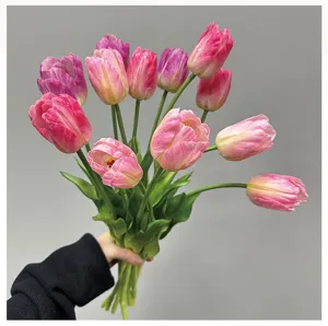 Nahaufnahme eines künstlichen rosa Tulpenstraußes, realistische Blumendekoration für zu Hause.