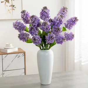 Kunstmatige sering bloemen in een witte keramische vaas woondecoratie nep bloem