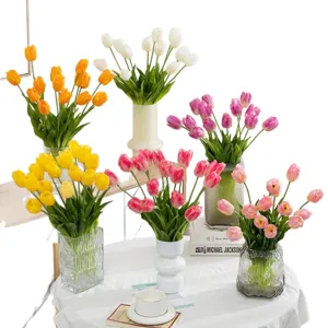 Künstliche Tulpen Blumensträuße mit Vasen, realistische Kunstblumen für die Heimdekoration.