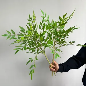 Branche de plante Nandina artificielle feuillage vert pour décoration intérieur salon.