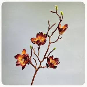 Nahaufnahme des künstlichen Magnolienzweigs mit realistischen Farbverläufen und feinen Details.