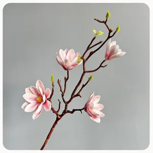 Künstlicher Magnolienzweig Detail, rosa Kunstblumen Stiel für elegante Heimdeko.