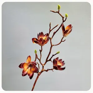 Detaillierte Nahaufnahme des künstlichen Magnolienzweigs mit detailreichen Blüten.