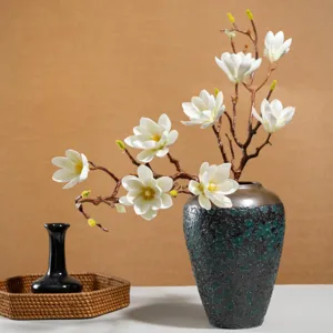 Künstliche Magnolienzweige in Keramikvase, chinesische Heimdekor Blumenanordnung.