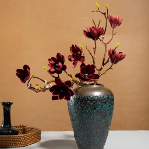 Künstlicher Magnolien-Blumenzweig in Keramikvase für die Inneneinrichtung zu Hause