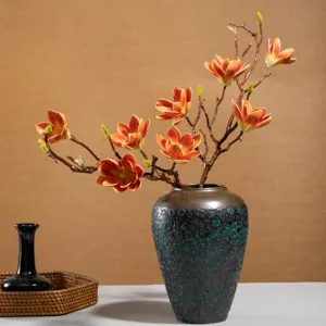 Künstliche Magnolien Blütenzweige in Keramikvase, künstliche Blumen Deko für Zuhause.