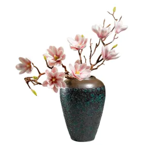 Künstliche Magnolienblüten Zweige mit Vintage Keramikvase für Heimtextilien Dekoration.