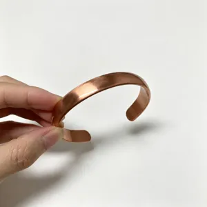 Detailansicht des breiten, matten massiven Rotkupfer-Armreifs mit feiner Textur.