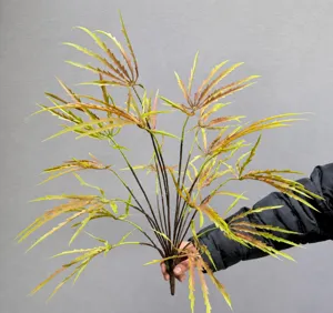 Branche de plante artificielle feuille d'érable verte pour décoration d'intérieur.