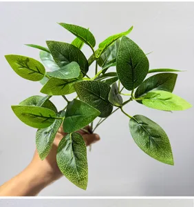 Ramo de hojas verdes artificiales para decoración de interiores y micropaisaje.