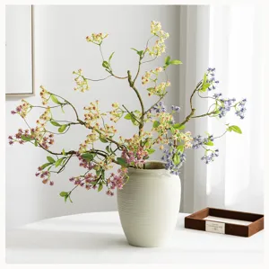 Ramo di fiori di vite di rosa selvatica artificiale, composizione floreale decorativa.