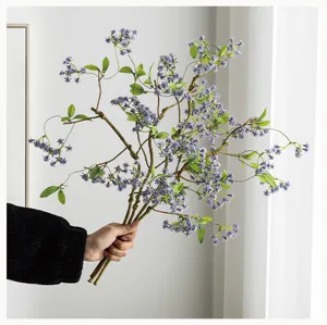 Primo piano dettagliato della vite di fiori artificiali con fiori viola e foglie verdi.