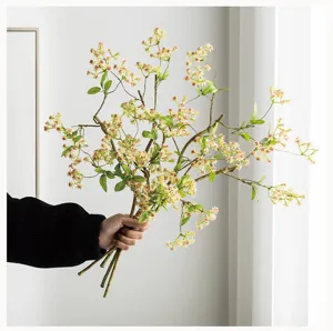 Ramo di fiori selvatici artificiali pianta decorativa per soggiorno oggetti di scena foto.
