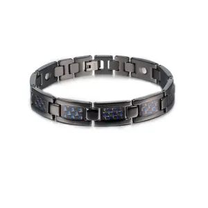 Pulsera magnética de titanio negro para hombre con eslabones de fibra de carbono azul.