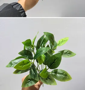 Detalle de hojas verdes artificiales con textura realista para decoración de interiores.