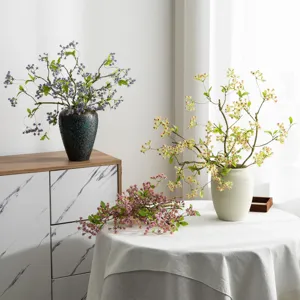 Rami di vite di fiori selvatici artificiali per decorazione d'interni e supporto floreale.