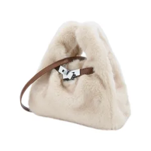 Elegante flauschige Plüsch Handtasche mit braunem Lederriemen und edlem Metall Drehverschluss.