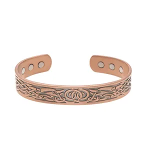 Nahaufnahme des vintage kupfernen Magnetarmbands mit filigranen keltischen Knoten.