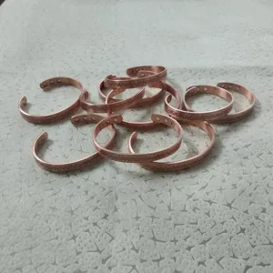 Bracciale rigido magnetico in rame vintage intagliato floreale regolabile bracciale aperto