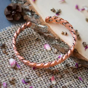 Bracciale magnetico in rame vintage con design a polsino aperto intrecciato per benessere.