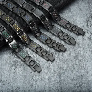 Herren Titan Stahl Magnetarmband mit Kohlefaser Elementen, stilvoller Herrenschmuck.