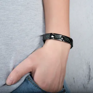 Herren Armband aus schwarzem Edelstahl mit grünen Carbonfaser Elementen und Magneten.
