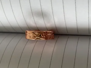 Detailed close-up view of the 6mm wide adjustable copper magnetic ring with embossed floral patterns.
