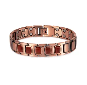 Vista de cerca detallada de la pulsera magnética de cobre con piedras rojas.