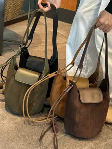 Sac bandoulière seau en suédine rétro pour femme, sac hobo crossbody polyvalent et décontracté.