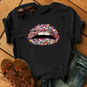 Gedetailleerd overzicht van dames casual zwart korte mouw t-shirt met kleurrijke lippenprint.