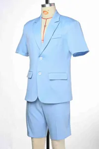 Vista dettagliata del blazer da uomo a maniche corte e pantaloncini estivi coordinati.