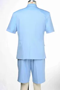 Dettaglio posteriore del completo blazer a maniche corte e pantaloncini azzurro estate.