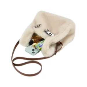 Detailansicht des Plüschhandtaschen-Innenraums mit geräumiger Kapazität und praktischem Stauraum.