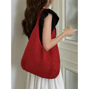 Dettaglio borsa a tracolla in maglia traforata, elegante borsa tote in rete estate.