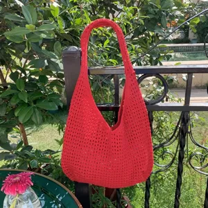 Borsa a tracolla in crochet rosso, borsa shopper a rete lavorata, grande borsa estiva.