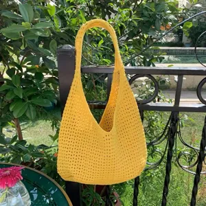 Borsa a spalla in maglia crochet gialla fatta a mano, grande shopper estiva casual.