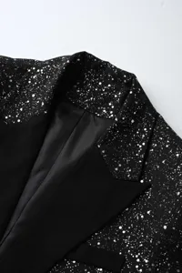 Gros plan detail de la veste de costume noire pour homme avec imprime eclaboussure sur revers.
