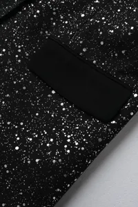 Gros plan détail de veste costume homme noire à paillettes argentées et rabat de poche élégant.