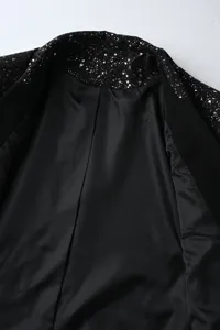 Détail de veste de costume pour homme col pailleté stylé, doublure noire, idéal pour soirées.