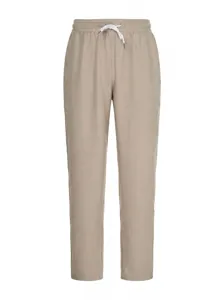 Casual khaki trousers for men with elastic drawstring waist. Detailed view of soft fabric.