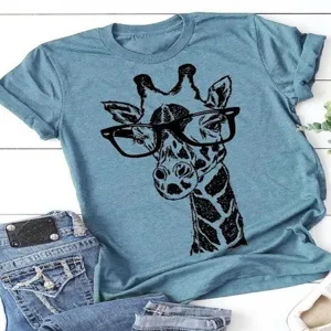 Casual μπλε κοντομάνικο μπλουζάκι t-shirt με χαριτωμένο σχέδιο καμηλοπάρδαλης με γυαλιά.