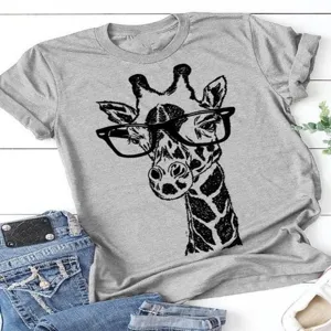 Casual γκρι κοντομάνικο t-shirt με κομψό τύπωμα καμηλοπάρδαλης με γυαλιά για άνδρες.