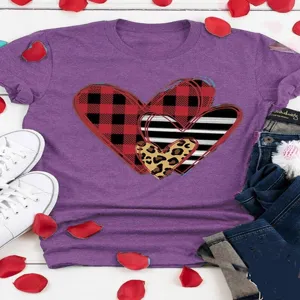 Vista dettagliata della t-shirt casual a maniche corte di San Valentino con stampa cuore.