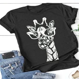 Λεπτομερής όψη μαύρου κοντομάνικου t-shirt με διασκεδαστική λευκή στάμπα καμηλοπάρδαλης με γυαλιά.